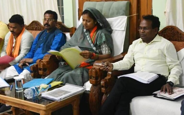 आंगनबाड़ियों की व्यवस्था और कुपोषण उन्मूलन पर ध्यान दें अधिकारी: मंत्री राजवाड़े