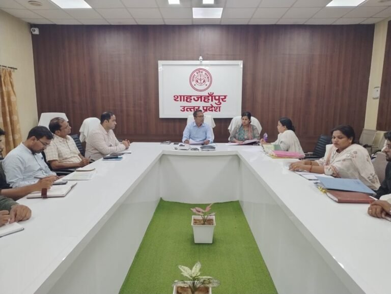 शाहजहांपुर: पूर्ति निरीक्षक पर कार्रवाई, कोटेदार की दुकान निलंबित