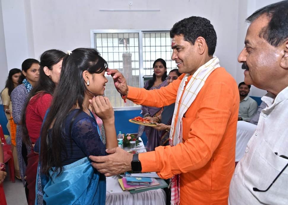 संघर्ष ही सफलता का मार्ग है, ‘‘दृढ़ संकल्प के साथ करें अध्ययन’’ – मंत्री वर्मा
