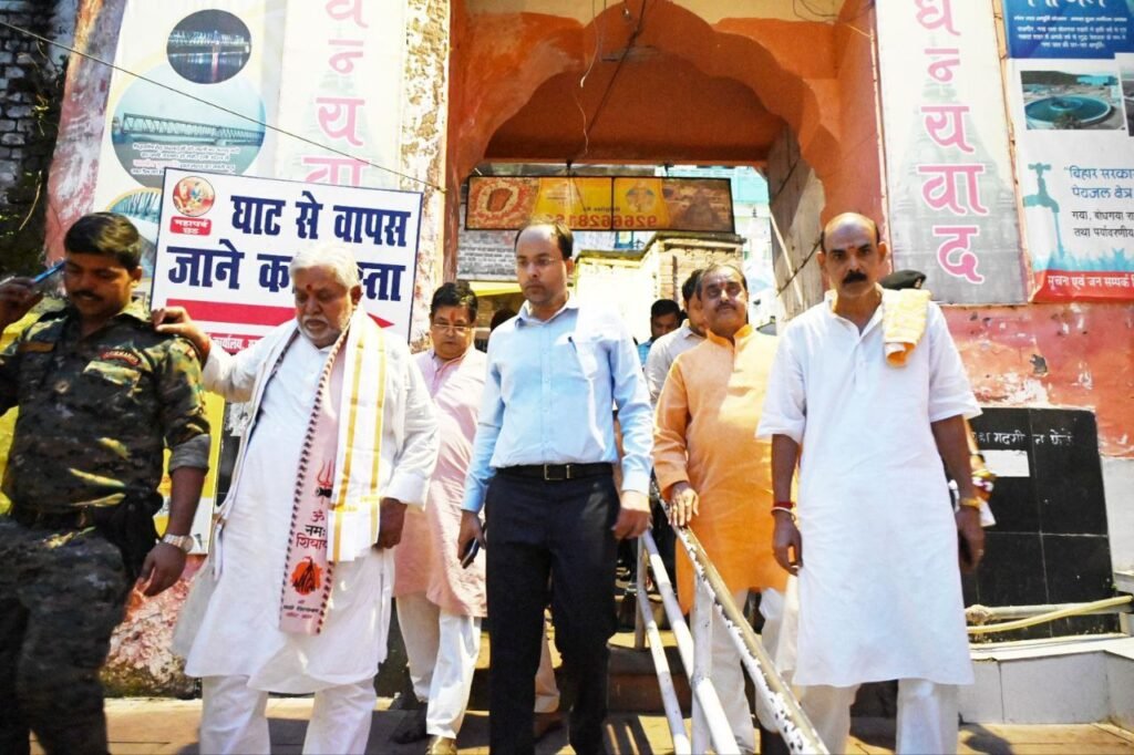 पितृपक्ष मेले की तैयारी का मंत्री व डीएम ने लिया जायजा