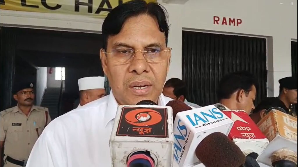 बक्सर डीएम ने स्ट्रांग रूम की सुरक्षा का लिया जायजा