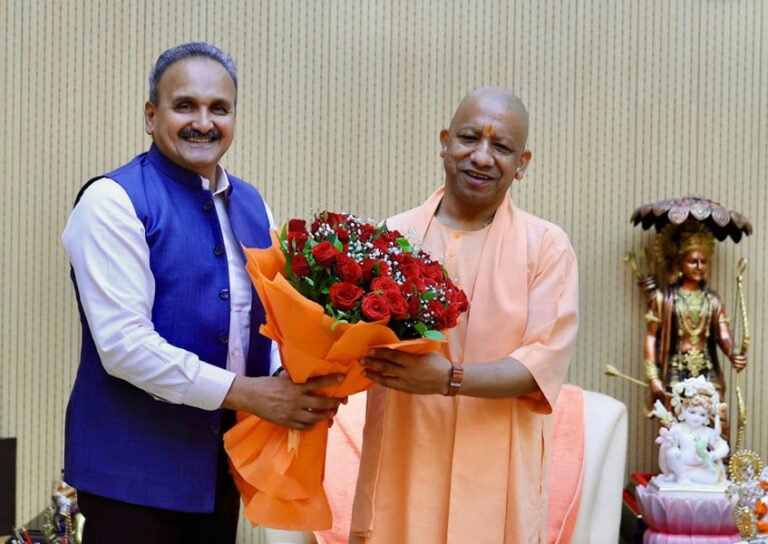 लखनऊ में पूर्व DGP डीएस चौहान ने सीएम योगी से की  मुलाकात