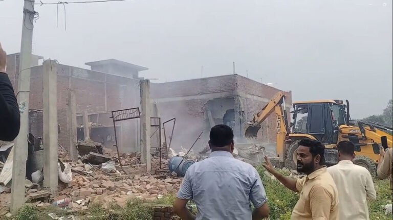 लखनऊ में पटाखा फैक्ट्री में विस्फोट, 6 की मौत; मलबे में दबे कई लोग
