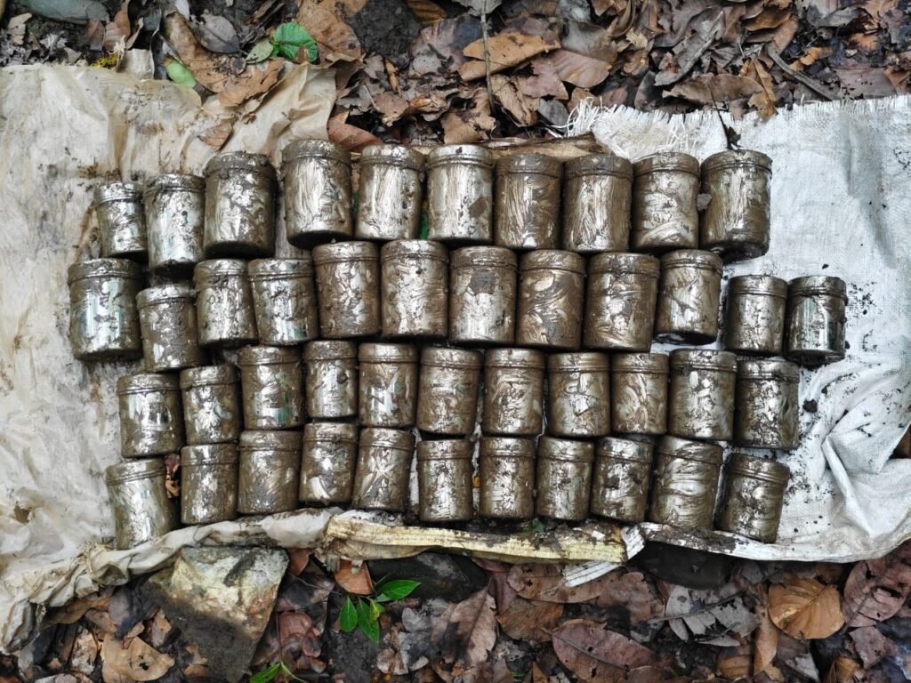 सुरक्षा बल के जवानों ने विस्फोटकों का जखीरा किया बरामद