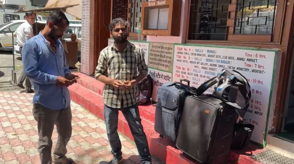 कुल्लू में भूस्खलन और ब्यास नदी की तबाही के बाद सैलानी और कामगार घर लौटने लगे