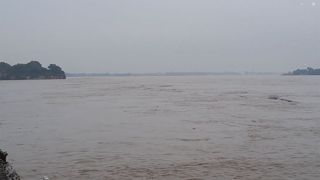 प्रयागराज में नदियों का लगातार बढ़ता जलस्तर