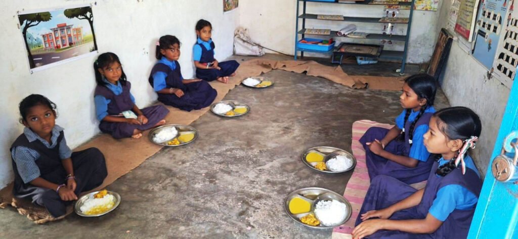 धुएं से मुक्ति और आहार से बच्चो को मिल रही शक्ति