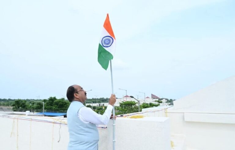 उप मुख्यमंत्री अरुण साव ने ‘हर घर तिरंगा’ अभियान के तहत अपने निवास पर लगाया तिरंगा
