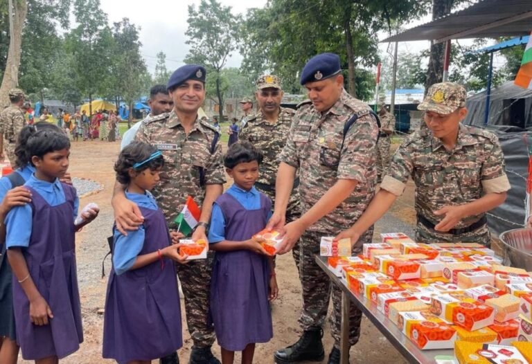 आज़ादी के बाद पहली बार बस्तर के 29 गांवों में शान से लहराया तिरंगा