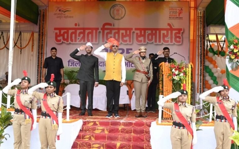 सांसद बृजमोहन अग्रवाल ने पण्डित चक्रपाणी शुक्ल हाई स्कूल मैदान में किया ध्वजारोहण