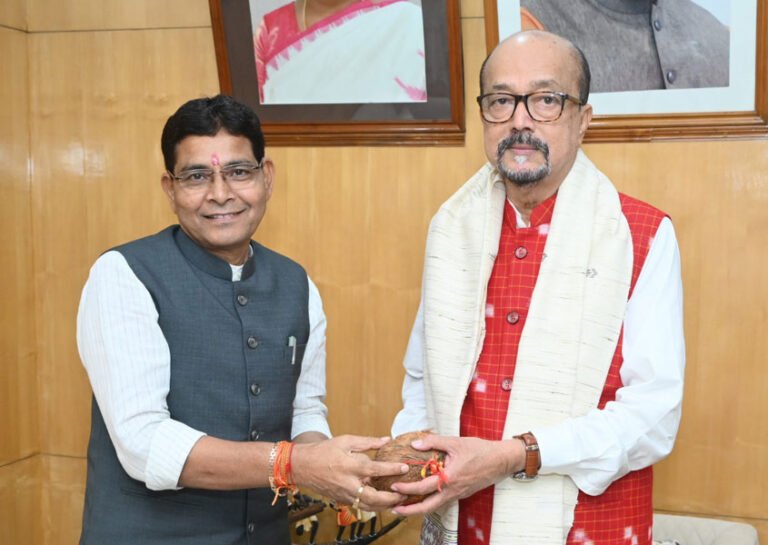 राज्यपाल डेका से राजस्व मंत्री वर्मा ने  की सौजन्य भेंट