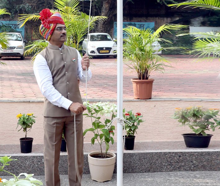 आयुक्त जनसम्पर्क डॉ. खाड़े ने किया ध्वजारोहण