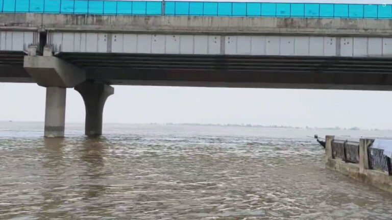 पटना:गंगा का जलस्तर खतरे के निशान से 99 सेंटीमीटर ऊपर दर्ज