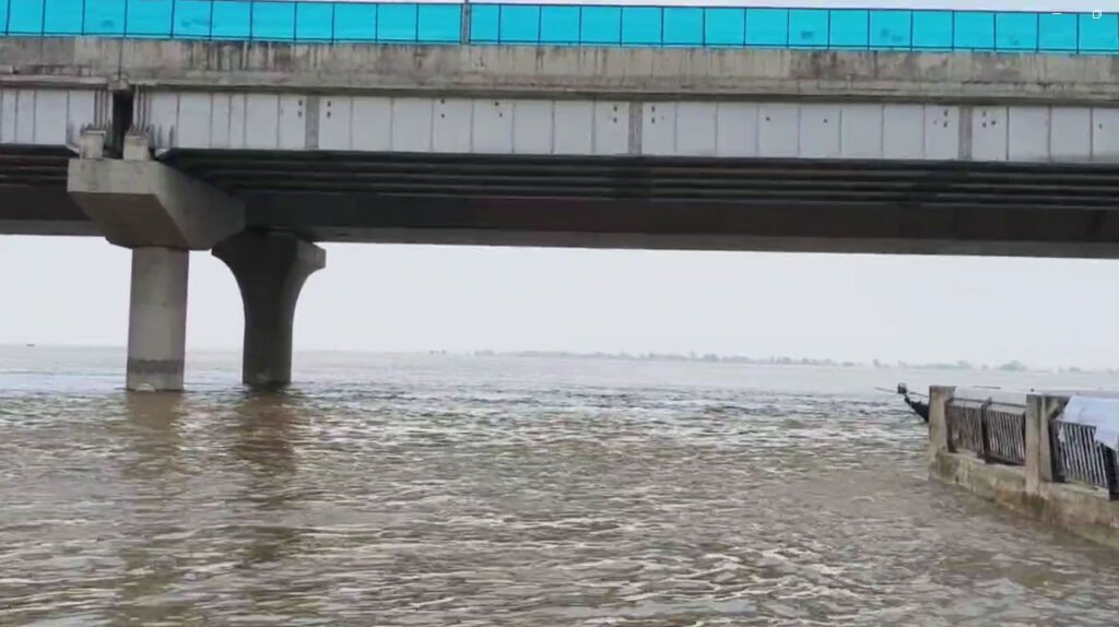पटना:गंगा का जलस्तर खतरे के निशान से 99 सेंटीमीटर ऊपर दर्ज