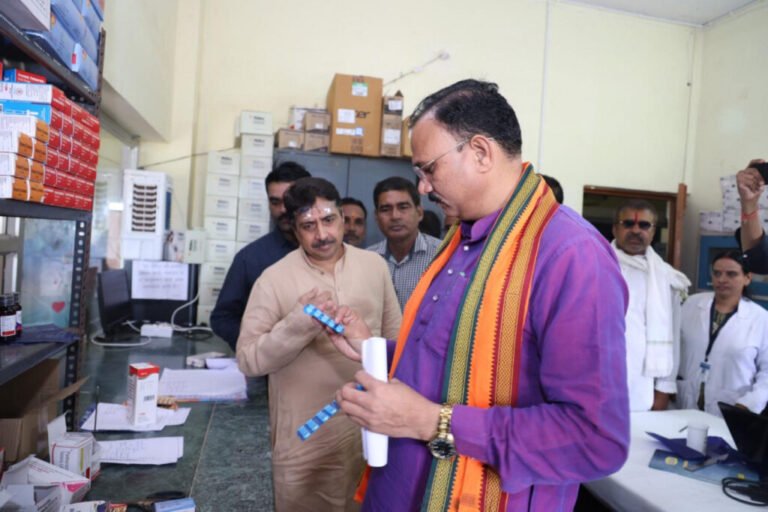 स्वास्थ्य मंत्री श्याम बिहारी जायसवाल ने प्राथमिक स्वास्थ्य केन्द्र जेवरा का किया आकस्मिक निरीक्षण