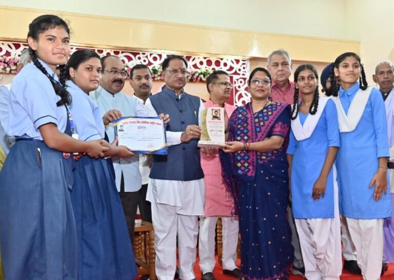 मुख्यमंत्री विष्णुदेव साय शहीद विनोद सिंह कौशिक मेधावी छात्र अभिनंदन समारोह में शामिल, मेधावी छात्रों का बढ़ाया उत्साह