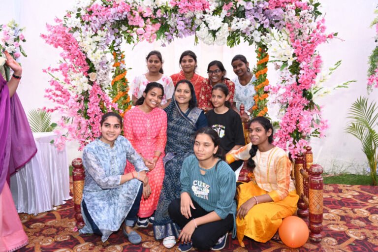 सावन के रंगों में रंगा मंत्री निवास, महिला पत्रकारों संग मंत्री लक्ष्मी राजवाड़े ने लिया उत्सव का आनंद