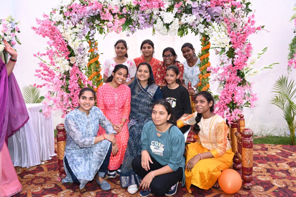 सावन के रंगों में रंगा मंत्री निवास, महिला पत्रकारों संग मंत्री लक्ष्मी राजवाड़े ने लिया उत्सव का आनंद