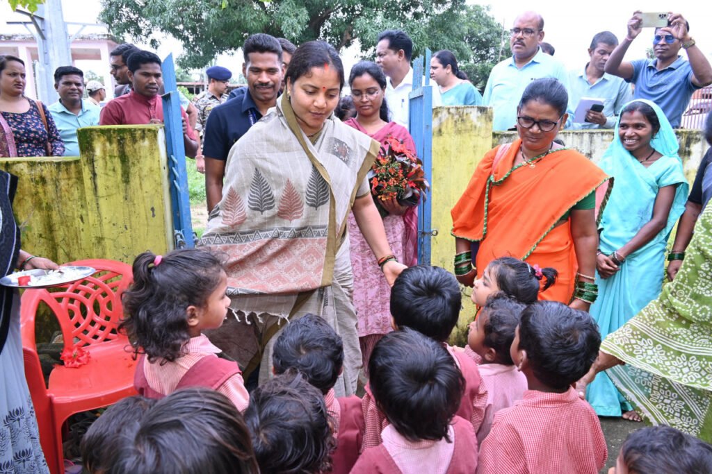 महिला एवं बाल विकास मंत्री श्रीमती राजवाड़े कोंडागांव के प्रवास पर