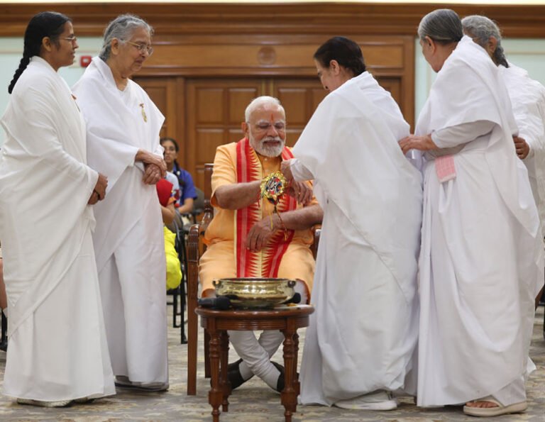 प्रधानमंत्री ने विशेष रक्षाबंधन उत्सव की झलकियां साझा कीं