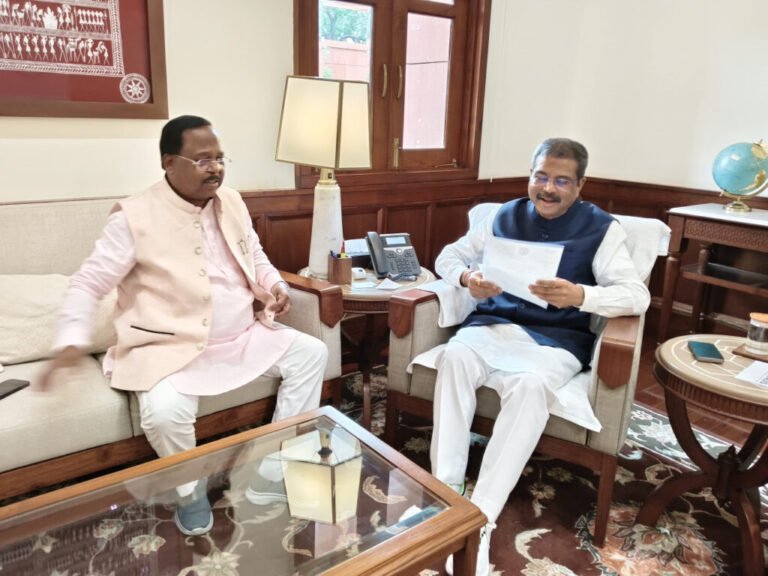 मंत्री रामविचार नेताम ने दिल्ली में केंद्रीय शिक्षा मंत्री धमेंद्र प्रधान से की सौजन्य मुलाकात