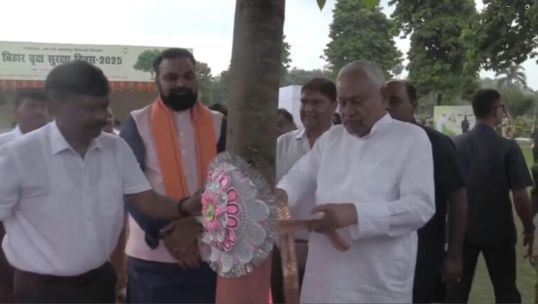 मुख्यमंत्री ने रक्षाबंधन पर वृक्ष को बांधा रक्षा सूत्र