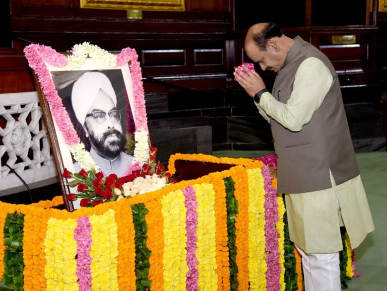 लोक सभा अध्यक्ष ने डॉ. जी. एस. ढिल्लों को पुष्पांजलि अर्पित की