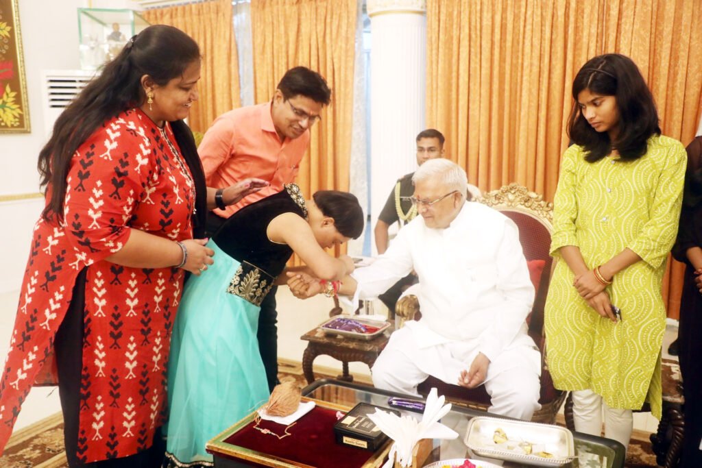 राज्यपाल पटेल को राखी बांधकर राजभवन में मनाया गया रक्षाबंधन पर्व