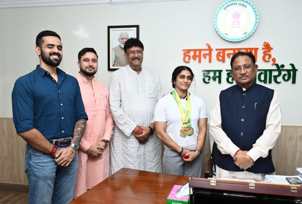 मुख्यमंत्री से एशियन अफ्रीकन पैसिफिक पावरलिफ्टिंग चैंपियनशिप की स्वर्ण पदक विजेता नमी राय पारेख ने की मुलाकात