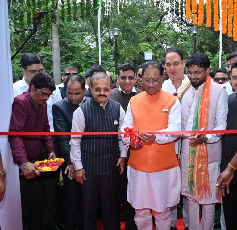 मुख्यमंत्री साय ने स्वतंत्रता दिवस पर टाउन हॉल में छायाचित्र प्रदर्शनी का किया शुभारंभ