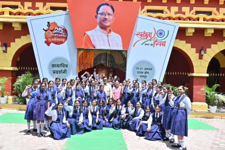 छत्तीसगढ़ रजत जयंती वर्ष 2025 : राजधानीवासियों को लुभा रही जनसंपर्क विभाग की छायाचित्र प्रदर्शनी