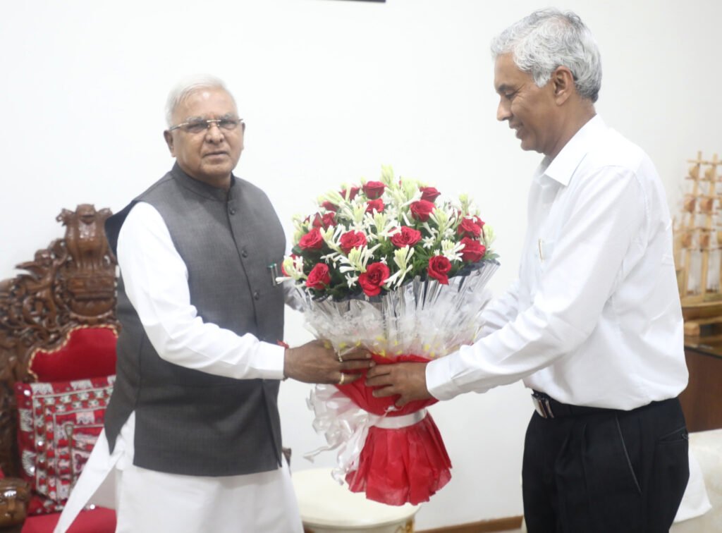 राज्यपाल मंगुभाई पटेल से मुख्य सचिव ने की सौजन्य भेंट