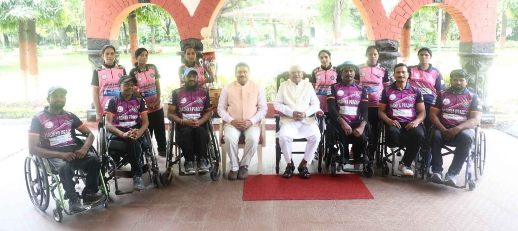 राज्यपाल पटेल से मध्यप्रदेश व्हीलचैयर क्रिकेट और दिव्यांग महिला क्रिकेट टीम के सदस्यों ने की मुलाकात