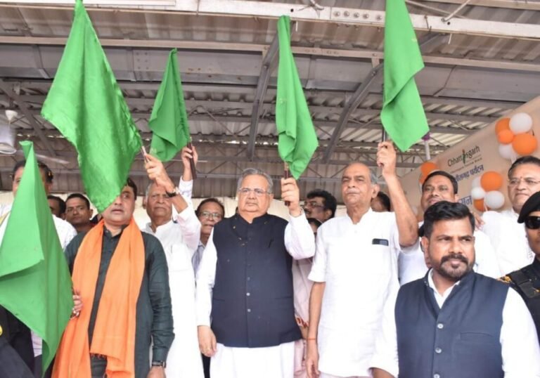 विधानसभा अध्यक्ष ने श्री रामलला दर्शन के लिए दुर्ग एवं बस्तर संभाग के 765 तीर्थ यात्रियों को किया रवाना