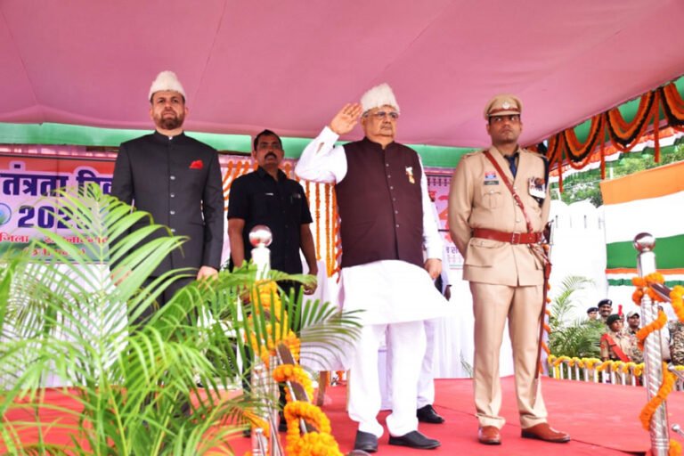 विधानसभा अध्यक्ष डॉ. रमन सिंह ने ध्वजारोहण कर परेड की सलामी ली