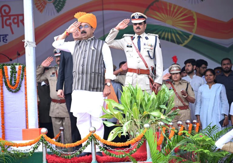 स्वतंत्रता दिवस पर उप मुख्यमंत्री अरूण साव ने किया ध्वजारोहण