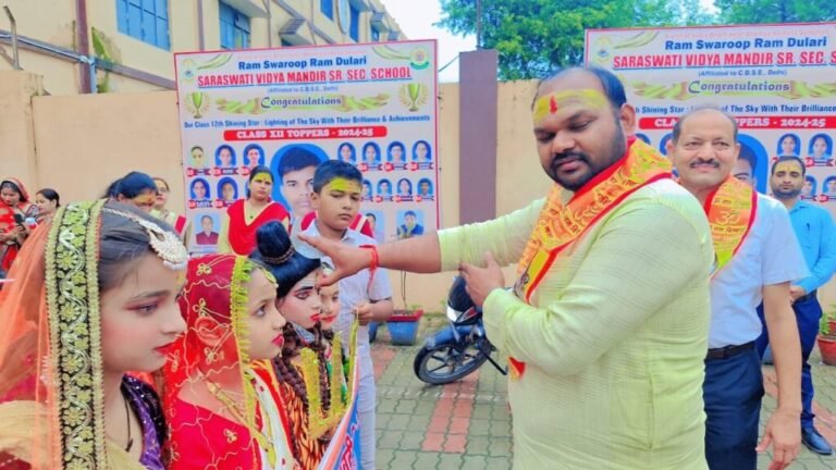 पीलीभीत के स्कूल में बच्चों ने कांवड़ यात्रा निकालकर किया शिव जी का जलाभिषेक