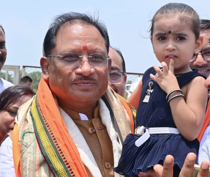 नन्ही सृष्टि को गोद में उठाकर मुख्यमंत्री विष्णु देव साय ने रच दिया अपनत्व और स्नेह का अविस्मरणीय पल