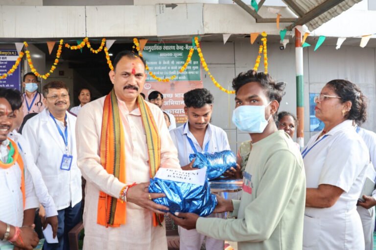 स्वास्थ्य मंत्री श्याम बिहारी जायसवाल ने बीजापुर के भैरमगढ़ स्वास्थ्य केंद्र का किया निरीक्षण