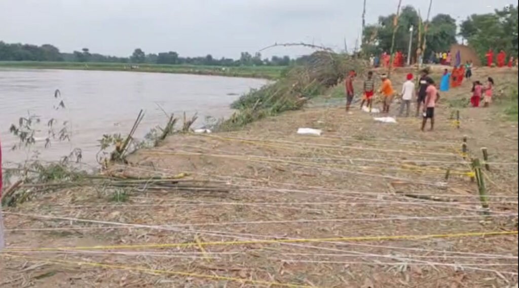 सीतामढ़ी:बागमती के कटाव से तबाही,लोग खुद तोड़ रहे अपने घर