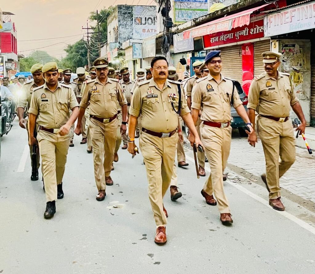 शाहजहांपुर में त्योहारों से पहले एसपी ने की पैदल गश्त, सुरक्षा का दिया भरोसा