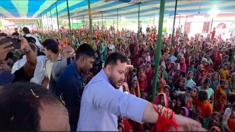 गोपालगंज पहुँचे तेजस्वी यादव, जनसभा को किया संबोधित