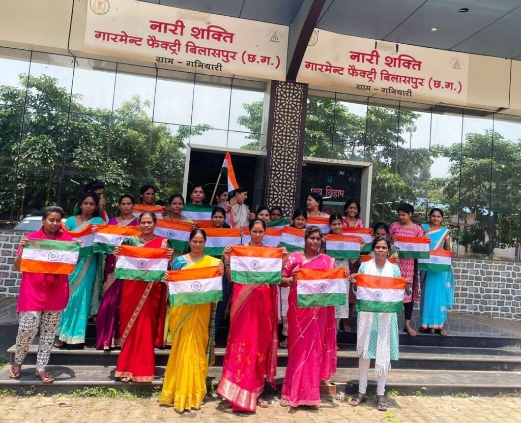 हर घर तिरंगा अभियान: गनियारी की दीदियां जुटीं तिरंगा निर्माण में मिला डेढ़ लाख झंडों का ऑर्डर