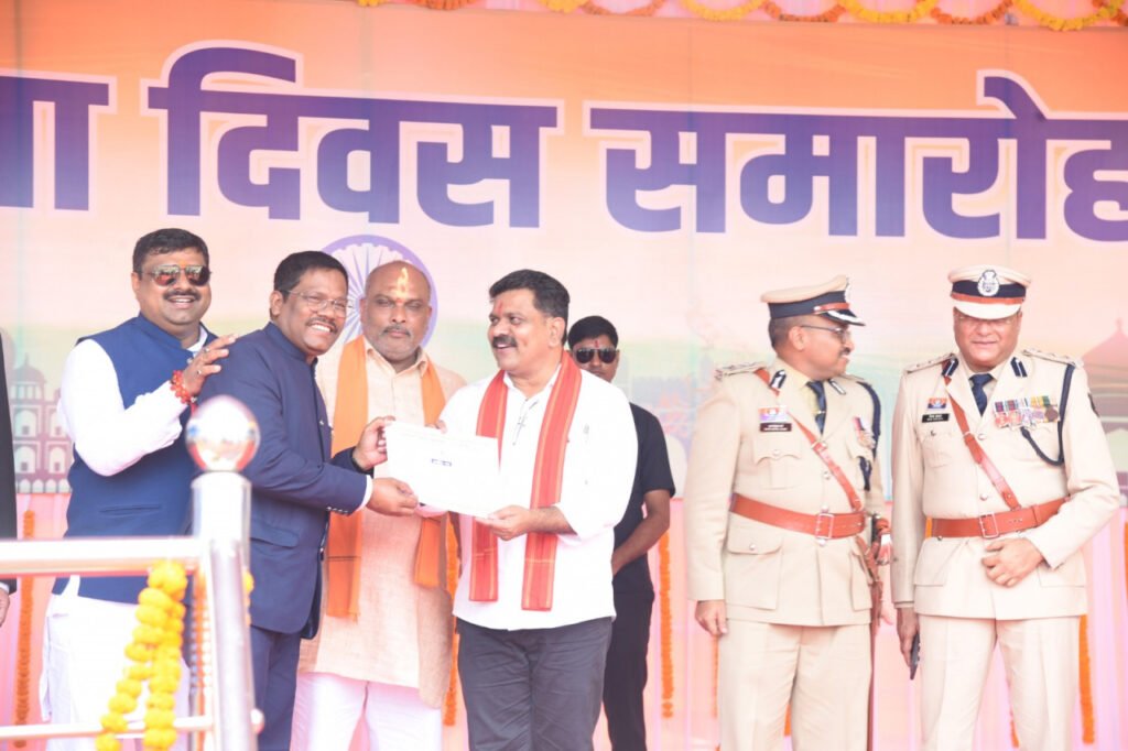 स्वतंत्रता दिवस के अवसर पर दुर्ग जिले के 79 अधिकारी/कर्मचारी सम्मानित