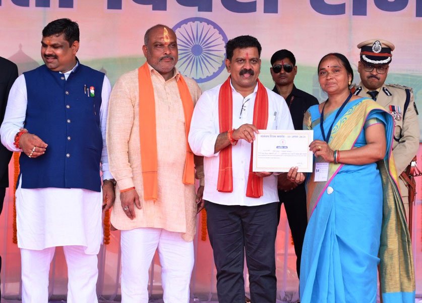 उपमुख्यमंत्री शर्मा ने दुर्ग में ध्वजारोहण कर परेड की सलामी ली