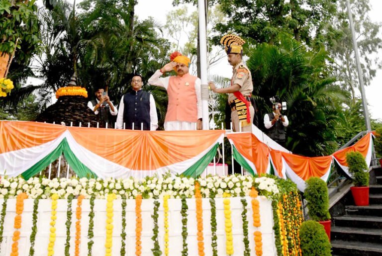 मुख्यमंत्री डॉ. यादव ने स्वतंत्रता दिवस पर मुख्यमंत्री निवास परिसर में किया ध्वजारोहण