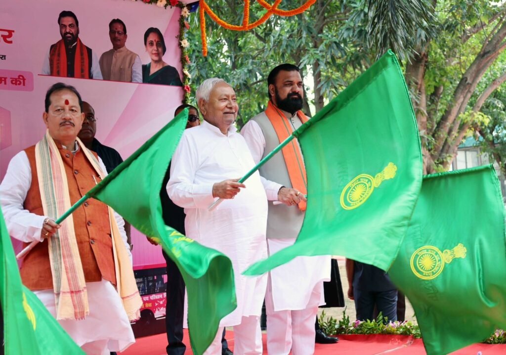 बिहार: 1065 बसों में ई-टिकटिंग सेवा शुरू, सीएम नीतीश ने 80 नई पिंक बसों को दिखाई हरी झंडी