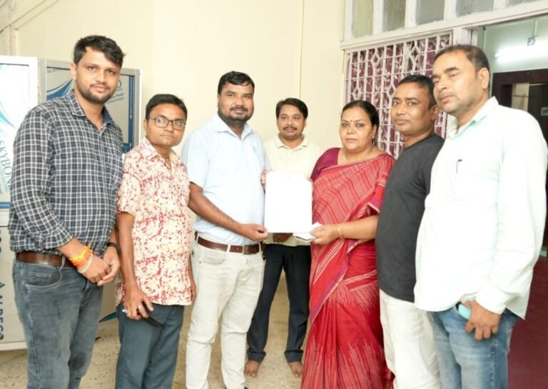 ग्रामीण विकास मंत्री दीपिका पांडेय सिंह ने भगैया सिल्क के बुनकरों से किया संवाद