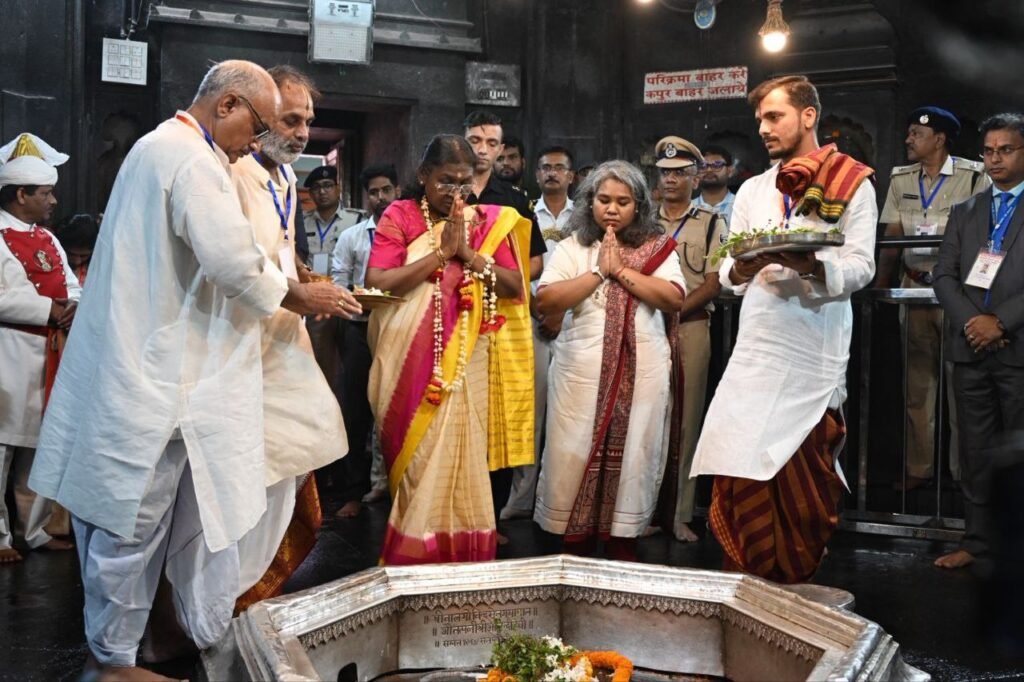 राष्ट्रपति द्रौपदी मुर्मू ने गयाधाम में किया पितरों का पिंडदान, विष्णुपद मंदिर में कीं पूजा