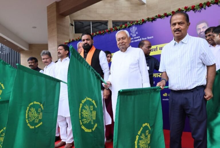 सीएम नीतीश ने पटना तारांडल में वीआर थिएटर का किया उद्घाटन, विज्ञान प्रदर्शनी बस को किया रवाना